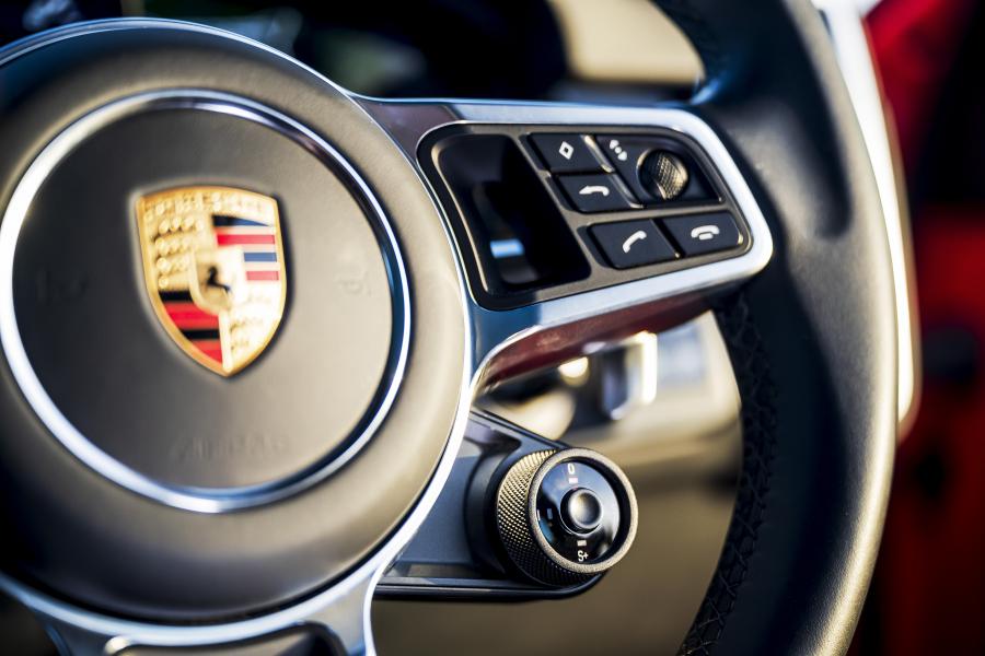 Детали интерьера Porsche Cayenne Coupe 2019 года  (UK) (фото 32 из 40)